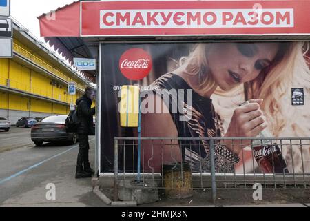 Kiev, Ucraina. 10th Feb 2022. Una donna in un caffè a Kiev il 10 febbraio 2022 in Ucraina. La capitale rimane calma, in quanto la Russia ha iniziato manovre militari intorno all'Ucraina ed esercitazioni congiunte con la Bielorussia, nonché esercitazioni navali nel Mar Nero e nel Mare di Azov fino al febbraio 20. (Credit Image: © Bryan Smith/ZUMA Press Wire) Foto Stock