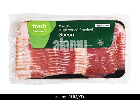 IRVINE, CALIFORNIA - 10 FEB 2022: Un pacchetto di Amazon Fresh Applewood Smoke Bacon. Foto Stock