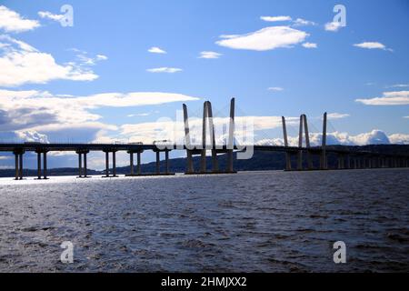 Immagine drammatica del ponte del Governatore Cuomo sul fiume Hudson nello stato di New York Foto Stock