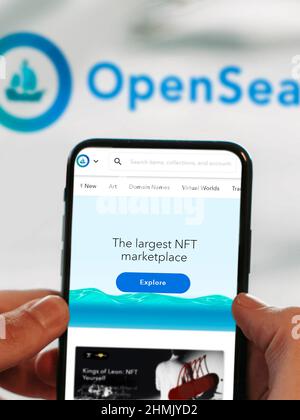 NY, 11 marzo 2021: Opensea è il più grande mercato NFT. I gettoni non fungibili sono gettoni unici o attività digitali che sono scambiati a causa della loro u Foto Stock
