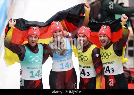 Pechino, Cina. 10th Feb 2022. Gli atleti della Germania festeggiano dopo la competizione di relè della squadra di luge?al Yanqing?National Sliding Center nel distretto di Yanqing?di Pechino, capitale della Cina, 10 febbraio 2022. Credit: Yao Jianfeng/Xinhua/Alamy Live News Foto Stock