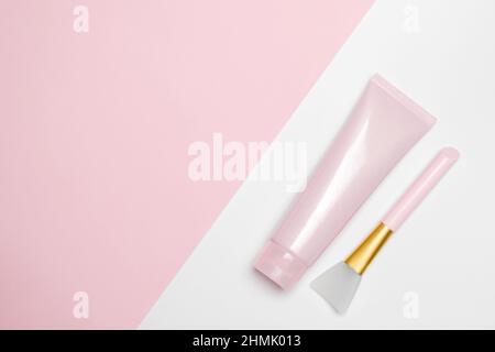 Maschera cosmetica, crema. Tubo e strumento di applicazione. Foto Stock