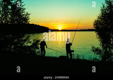 Notte di pesca. I pescatori pescano sul lago di notte. Foto Stock