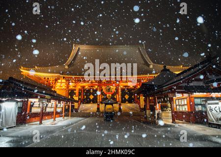 Tokyo. 10th Feb 2022. Foto scattata il 10 febbraio 2022 mostra il Tempio Sensoji di Asakusa a Tokyo, Giappone. Credit: Zhang Xiaoyu/Xinhua/Alamy Live News Foto Stock