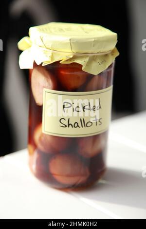 Un vaso fatto in casa di scalogni sottaceto. Foto Stock