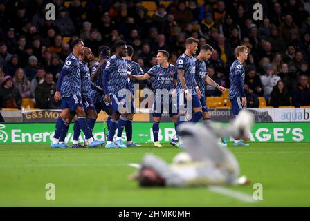 I giocatori dell'Arsenal festeggiano dopo che Gabriel Magalhaes ha ottenuto il primo goal della partita durante la partita della Premier League al Molineux Stadium di Wolverhampton. Data immagine: Giovedì 10 febbraio 2022. Foto Stock