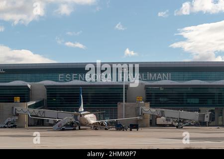 Ankara, Turchia - Gennaio 02 2022 - l'aereo a reazione Anatoliano è in preparazione per la partenza all'Aeroporto di Essenboga Foto Stock