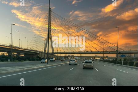 Baku, Azerbaijan - Gennaio 03 2022- traffico verso il centro della città in serata con il tramonto Foto Stock