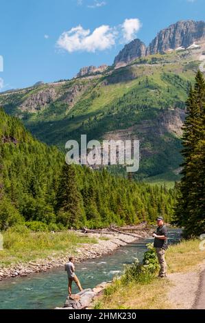 Turisti a McDonald Creek, accanto alla Going-to-the-Sun Road nel Glacier National Park, Montana, USA. Foto Stock