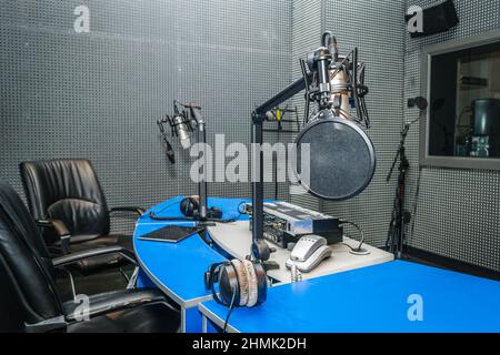Microfono in uno studio radio. Foto Stock