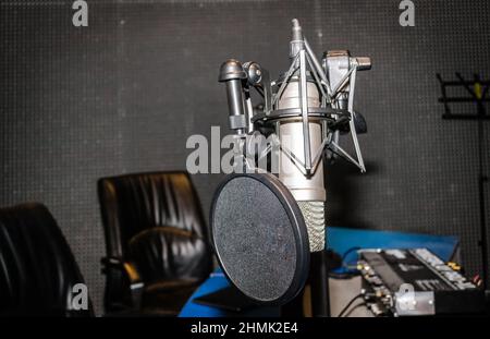 Microfono in uno studio radio. Foto Stock