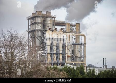 Ferrovia che passa la fabbrica di pannelli di legno Kronospan nell'ex città mineraria di Chirk, vicino a Wrexham, Galles del Nord Foto Stock