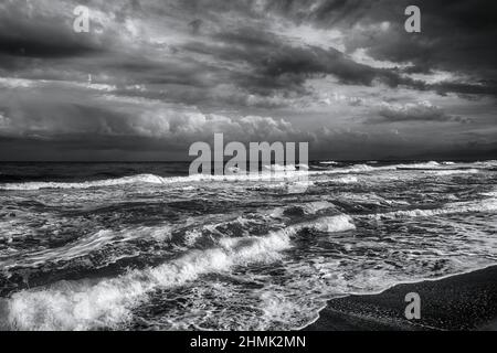 mediterraneo mare onde forte vento tempesta ambiente bianco e nero Foto Stock