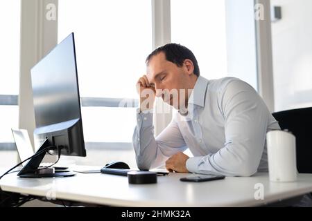 L'uomo borso addormentato. Dipendente stanco RESTful Foto Stock