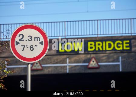 Segnale di avvertenza ponte basso e codice autostrada Foto Stock