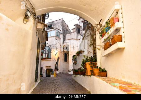 Una stradina ad Arboli, un piccolo borgo sulla costiera amalfitana in Italia. Foto Stock