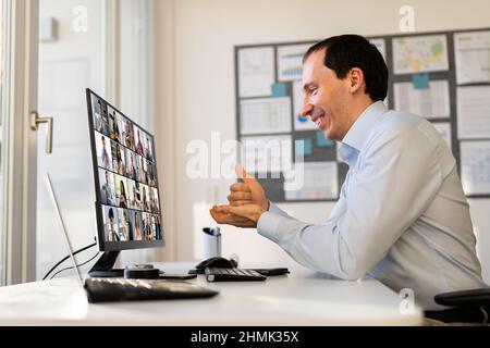 Apprendimento della lingua dei segni non udenti in videoconferenza su laptop Foto Stock