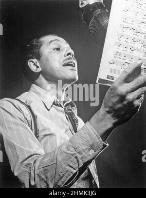 CAB CALLOWAY (1907-1994) musicista, ballerino e attore cinematografico americano nel 1947. Foto: William Gottlieb Foto Stock