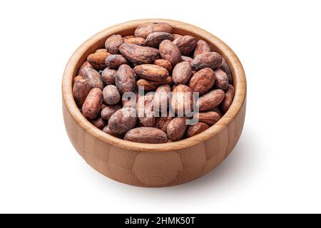 Cacao in ciotola di legno isolato su sfondo bianco. Foto Stock