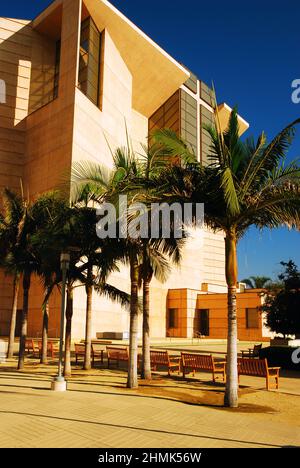 La Cattedrale di nostra Signora degli Angeli è una chiesa moderna costruita nel 2000 a Los Angeles e circondata da palme nel cortile Foto Stock