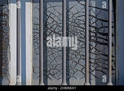 Barre e crackle texture su vetro sfondo finestra Foto Stock