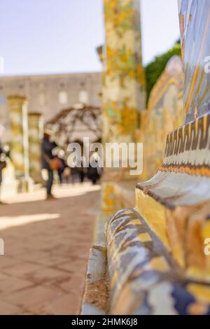 Napoli, Italia, 22 gennaio 2022: Alcuni turisti si divertono al Chiostro di Santa Chiara Foto Stock