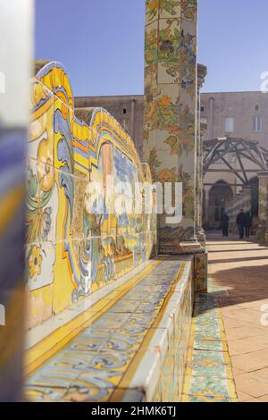 Napoli, Italia, 22 gennaio 2022: Unica spiaggia maiolica all'interno del Chiostro Santa Chiara Foto Stock