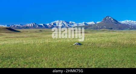 panorama della prateria sotto il fronte roccioso di montagna e fiaccola butte vicino augusta, montana Foto Stock