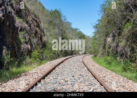 Treni che escono dal tunnel unico che esiste in Uruguay Foto Stock