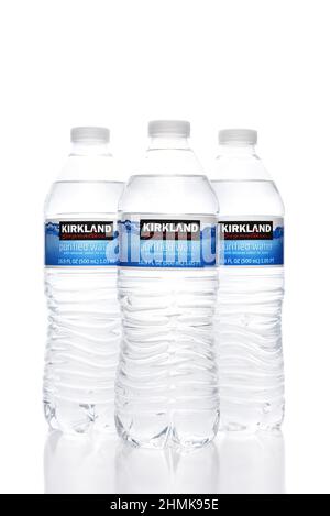 IRVINE, CALIFORNIA - 10 FEB 2022: Tre bottiglie di Kirkland Signature acqua purificata, un prodotto all'ingrosso di marchio privato Costco. Foto Stock