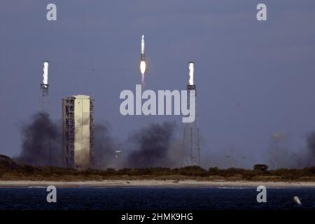 Un razzo Astra lancia il suo primo volo dal complesso 46 presso la Stazione spaziale di Cape Canaveral, Florida, giovedì 10 febbraio 2022. Il veicolo è progettato per trasportare carichi utili più piccoli per l'industria spaziale e le università sponsorizzate dal programma Venture Class Launch Services della NASA. La missione non è riuscita quando il secondo stadio non si è separato dal primo, causando una perdita totale del carico utile. Foto di Joe Marino/UPI Credit: UPI/Alamy Live News Foto Stock