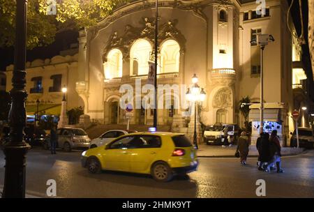 Tunisi, Tunisia. 10th Feb 2022. Persone e veicoli sono visti su una strada a Tunisi, Tunisia, il 10 febbraio 2022. Il governo tunisino ha deciso giovedì di togliere il coprifuoco notturno imposto per frenare la diffusione del COVID-19 per circa un mese. Credit: Alamy Live News Foto Stock