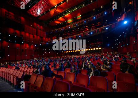 Berlino, Germania. 10th Feb 2022. Gli spettatori siedono con le maschere e le distanze alla cerimonia di apertura del Festival Internazionale del Cinema Berlinale 72nd nella sala del cinema del Palast Berlinale. L'edizione di quest'anno si apre con il nuovo film di Francesco Ozon "Peter von Kant". Il festival del cinema si svolge dal 10 al 20 febbraio. Credit: Monika Skolimowska/dpa-Zentralbild/dpa/Alamy Live News Foto Stock