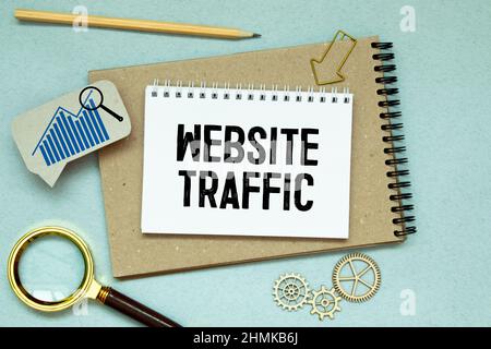 Nota di memo scritta con il TRAFFICO del SITO web di testo isolato su sfondo verde Foto Stock