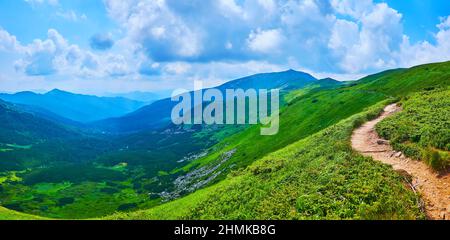 Panorama con il tortuoso sentiero lungo il ripido pendio di montagna, che conduce al Monte PIP Ivan, visto sullo sfondo, catena montuosa di Chornohora, Carp Foto Stock
