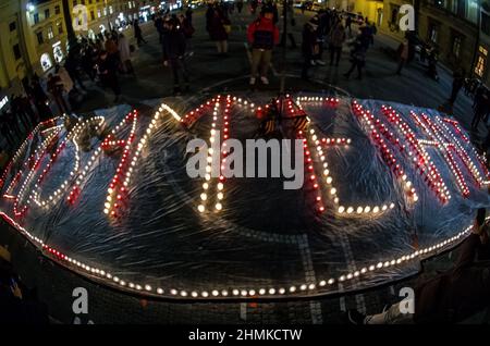 Monaco, Baviera, Germania. 10th Feb 2022. Dopo almeno un anno di silenzio da parte di Muenchen ist Bunt e di altri gruppi, una nuova associazione nella città di Monaco, in Germania, ha organizzato la manifestazione "Muenchen wird sichtbar" per la solidarietà, la democrazia, le vittime della crisi di Coronavirus/Covid-19, E contro i cosiddetti Coronarebels e gli estremisti di cospirazione che hanno preso le strade della città di notte e talvolta si sono ributi contro la polizia come parte della loro 'Spaziergaenge'. Il gruppo, sotto la guida di Maria 2.0's Katrin Richthofer, sembrava dare priorità alla creazione dolorosa di t Foto Stock