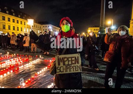 Monaco, Baviera, Germania. 10th Feb 2022. Dopo almeno un anno di silenzio da parte di Muenchen ist Bunt e di altri gruppi, una nuova associazione nella città di Monaco, in Germania, ha organizzato la manifestazione "Muenchen wird sichtbar" per la solidarietà, la democrazia, le vittime della crisi di Coronavirus/Covid-19, E contro i cosiddetti Coronarebels e gli estremisti di cospirazione che hanno preso le strade della città di notte e talvolta si sono ributi contro la polizia come parte della loro 'Spaziergaenge'. Il gruppo, sotto la guida di Maria 2.0's Katrin Richthofer, sembrava dare priorità alla creazione dolorosa di t Foto Stock