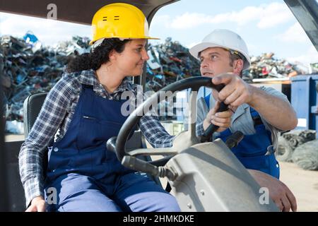 ritratto del conducente del carrello elevatore in fabbrica all'aperto Foto Stock