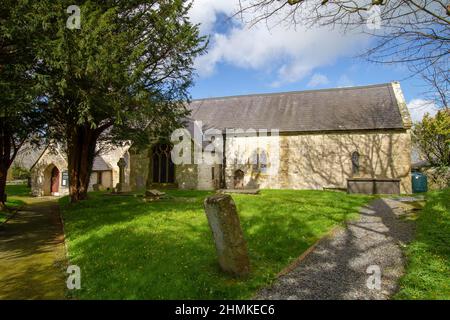 Portico e ingresso alla chiesa di St Mechell, una chiesa medievale nel villaggio di Llanfechell, Anglesey, Galles Foto Stock