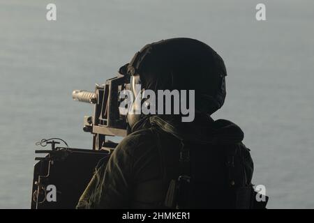 U.S. Marine Corps Sgt. Patrick Pearson, un capo equipaggio CH-53E Super Stallion con Marine Medium Tiltrotor Squadron 265 (rinforzato), controlla le operazioni di volo durante un'operazione di evacuazione non-Combatant (NEO) esercizio nel Mare delle Filippine, 1 febbraio 2022. Marines e marinai si sono riuniti per eseguire IL NEO esercizio che frettolosamente elabora e trasporta gli evacuati da un'area operativa. Il MEU 31st opera a bordo di navi dell'America Amphibious Ready Group nell'area di attività della flotta del 7th per migliorare l'interoperabilità con alleati e partner e funge da forza di risposta pronta al def Foto Stock