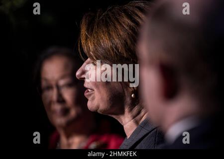 Washington, Stati Uniti d'America. 10th Feb 2022. Sen. Amy Klobuchar D-MN, Parla al di fuori della Casa Bianca dopo che il Comitato giudiziario del Senato i Democratici hanno incontrato il Presidente degli Stati Uniti Joe Biden e il Vice Presidente degli Stati Uniti Kamala Harris cercando il consiglio dei legislatori in entrambe le parti sul processo di nomina della Corte Suprema nella Sala Roosevelt della Casa Bianca a Washington, DC, Stati Uniti, Febbraio 10, 2021. Credit: Ken Cedeno/Pool/Sipa USA Credit: Sipa USA/Alamy Live News Foto Stock