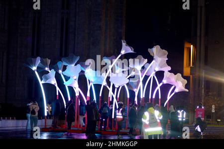 ABERDEEN, SCOZIA - 10 FEBBRAIO 2022: Prima scozzese dei fiori di tromba di amigo & amigo dove i partecipanti possono fare la propria musica saltando intorno al gigantesco giardino musicale di fronte al Marischal College come parte del festival Spectra. 10-13 Febbraio, 2022. Foto Stock