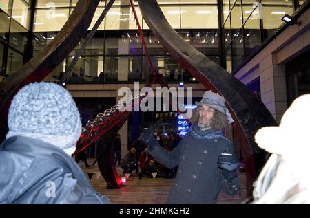 ABERDEEN, SCOZIA - 10 FEBBRAIO 2022: La macchina a onde pendolo di Travelling Light Circus in Piazza Marischal, nell'ambito del festival Spectra, 10-13 febbraio 2022. Foto Stock