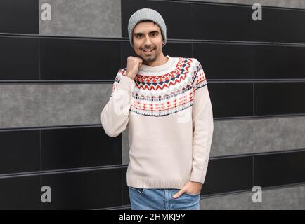 Bel giovane uomo in maglia all'aperto Foto Stock