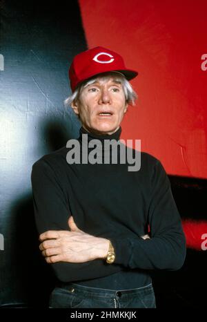 American Pop Artist Andy Warhol (1928-1987), Ritratto a mezza lunghezza con berretto da baseball Cincinnati Reds, Bernard Gotfryd, 1982 Foto Stock