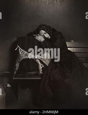 Slavic Woman Sleeping on Bench, Ellis Island, New York City, New York, USA, Lewis Wickes Hine, 1905 Foto Stock