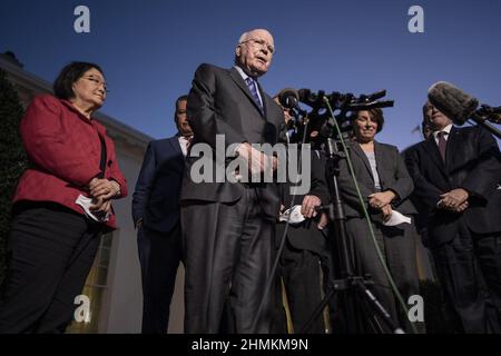 Washington, Stati Uniti. 10th Feb 2022. Il Sen. Patrick Leahy D-VT, parla al di fuori della Casa Bianca dopo il Comitato giudiziario del Senato i Democratici hanno incontrato il Presidente degli Stati Uniti Joe Biden ed il Vice Presidente degli Stati Uniti Kamala Harris cercando il consiglio dei legislatori in entrambe le parti sul processo di nomina della Corte Suprema a Washington, DC giovedì 10 febbraio 2022. Foto di Ken Cedeno/UPI Credit: UPI/Alamy Live News Foto Stock