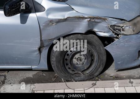 Lato auto ammaccato. L'incidente di trasporto ha schiantato la metall su auto privata. Concetto di assicurazione auto. Colore metallizzato blu Foto Stock