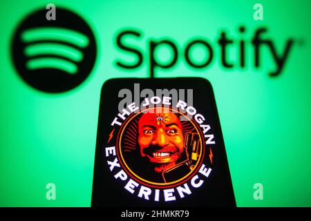 Ucraina. 10th Feb 2022. In questa illustrazione fotografica, il logo del podcast Joe Rogan Experience viene visualizzato sullo schermo di uno smartphone con il logo Spotify sullo sfondo. Credit: SOPA Images Limited/Alamy Live News Foto Stock