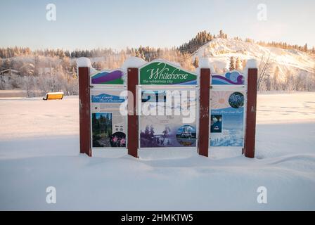 Whitehorse il segno della città di Wilderness in Whitehorse, Yukon, Canada Foto Stock